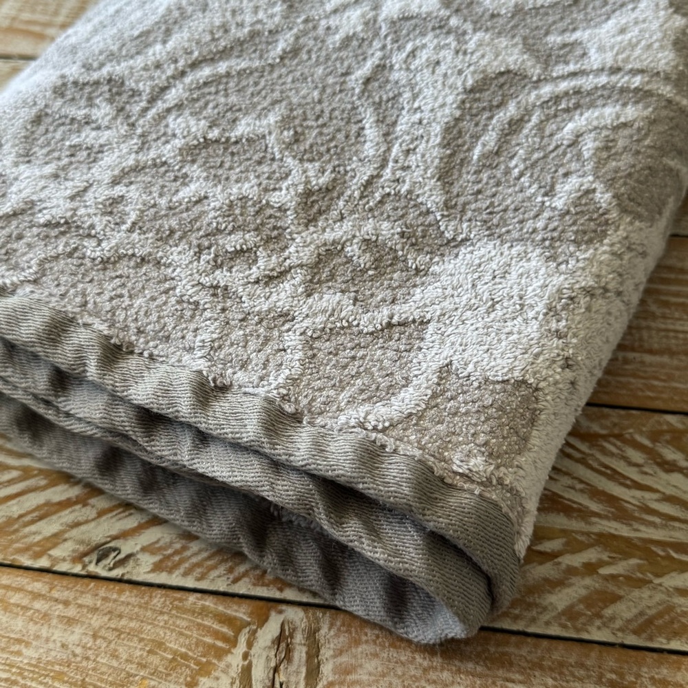 🛁JCP Home Gray Damask Scroll Bath Towel🛁